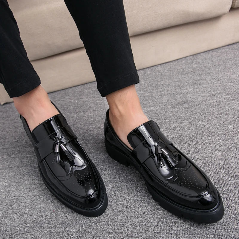 Alessandro | Glanzend zwarte Slip-on Loafers met kwastje-Loafers-Calora-Goud-39-Calora