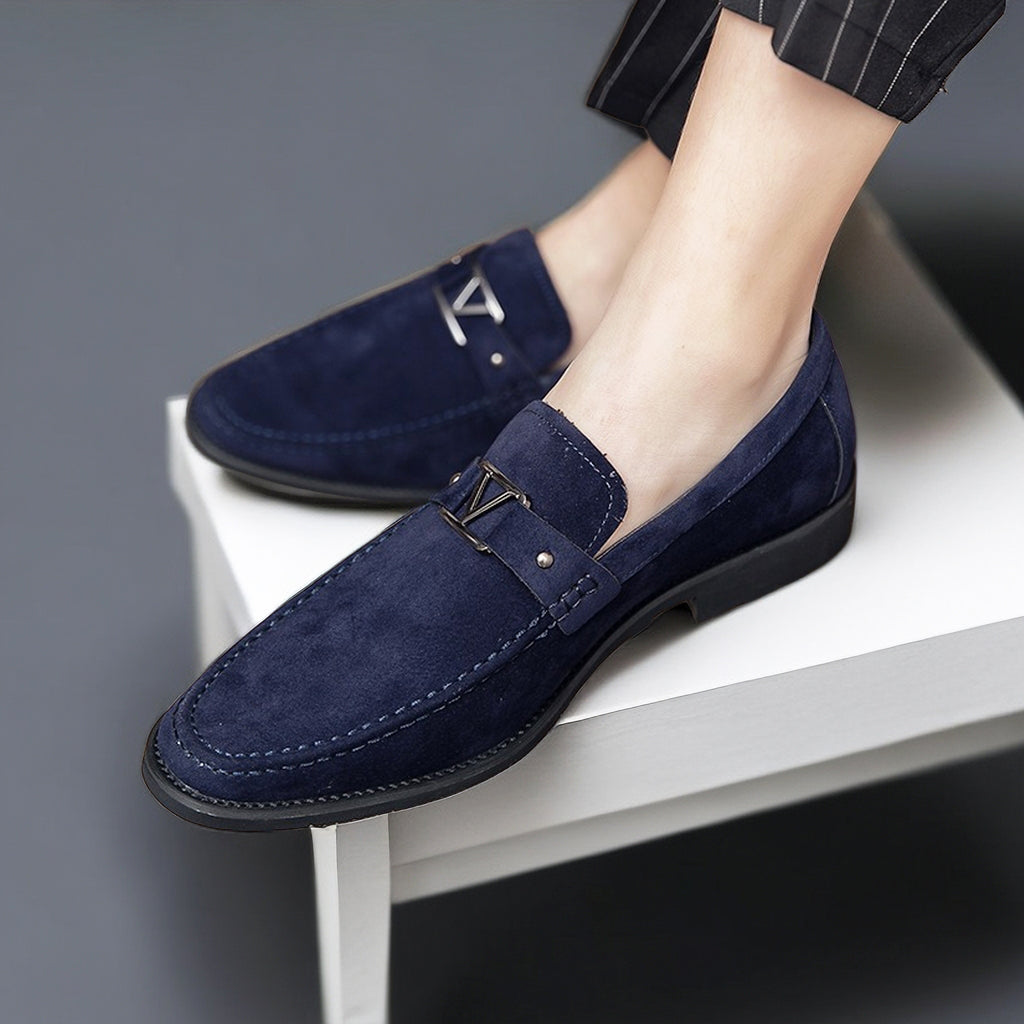 CALORA_ Bossélio | Stijlvolle Vegan Suède Loafers met Decoratieve Gesp