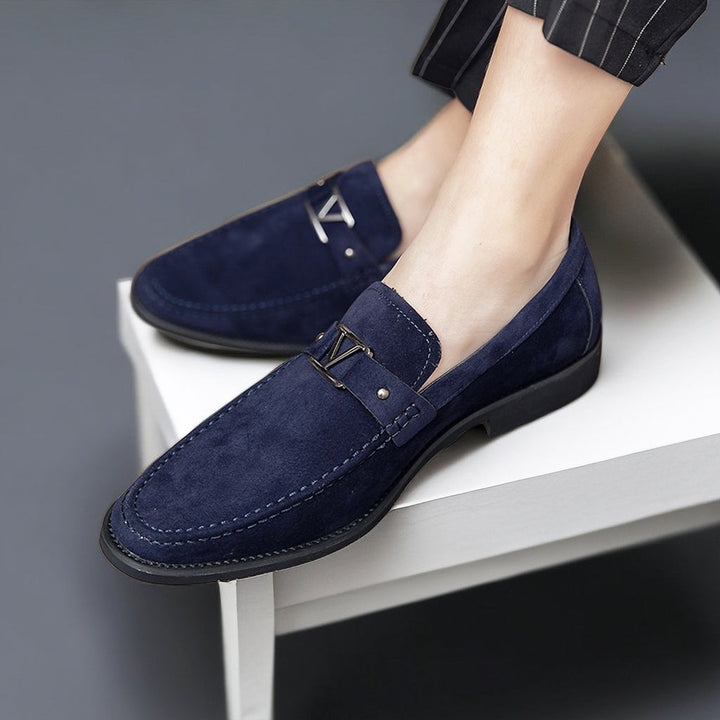 CALORA_ Bossélio | Stijlvolle Vegan Suède Loafers met Decoratieve Gesp