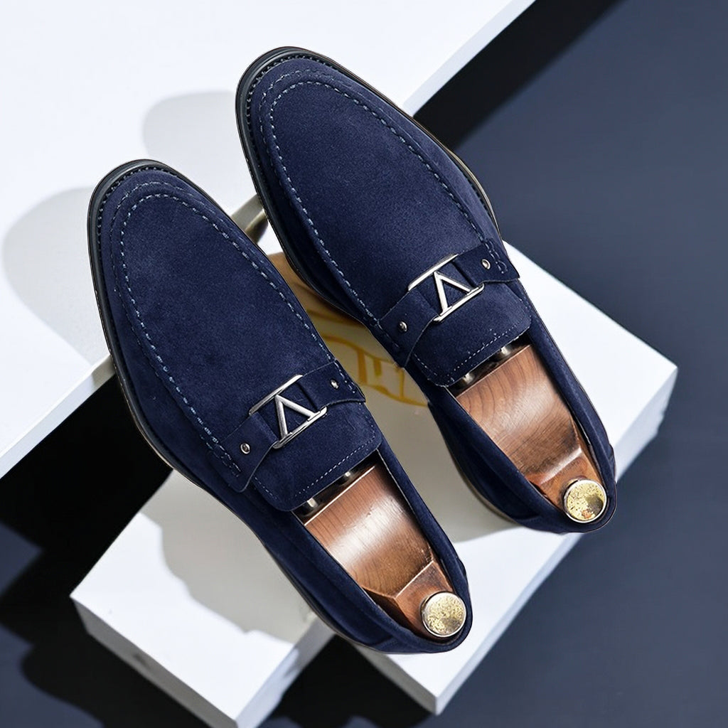 CALORA_ Bossélio | Stijlvolle Vegan Suède Loafers met Decoratieve Gesp