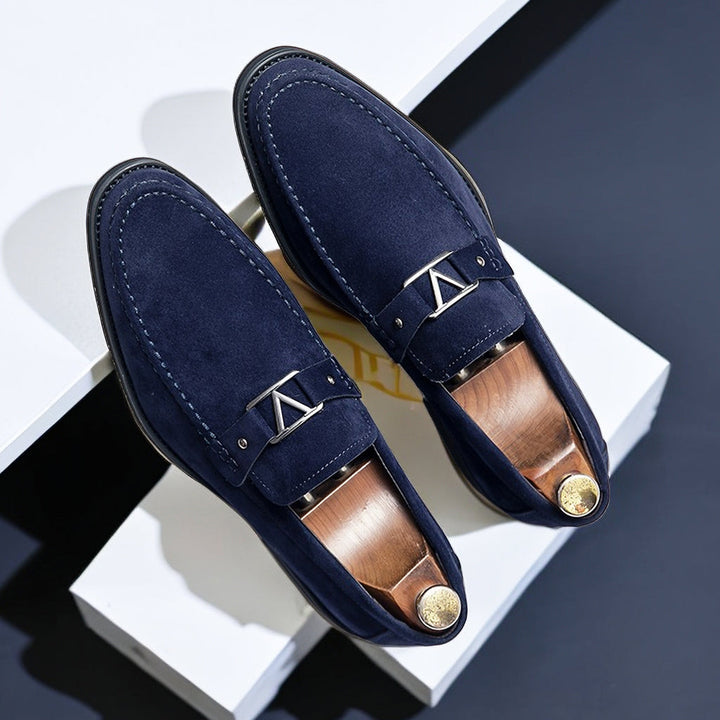 CALORA_ Bossélio | Stijlvolle Vegan Suède Loafers met Decoratieve Gesp