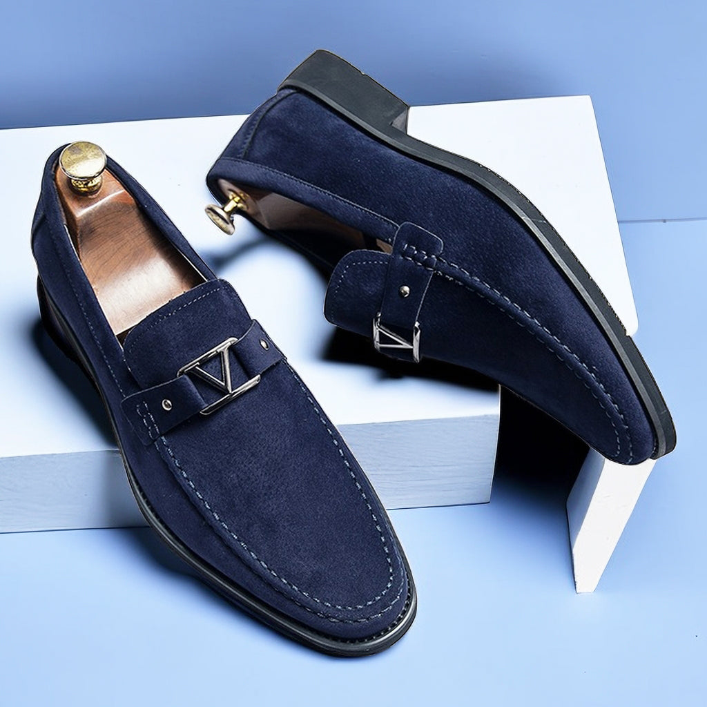 CALORA_ Bossélio | Stijlvolle Vegan Suède Loafers met Decoratieve Gesp