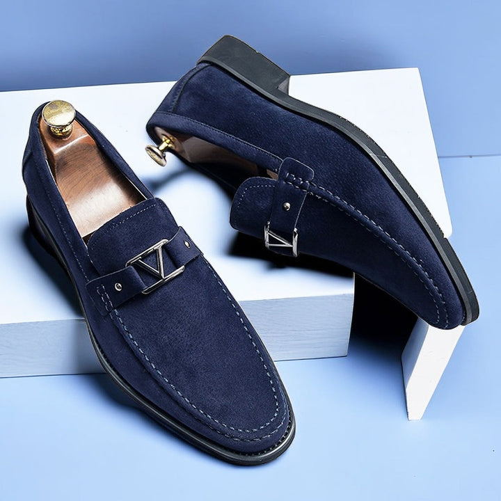 CALORA_ Bossélio | Stijlvolle Vegan Suède Loafers met Decoratieve Gesp