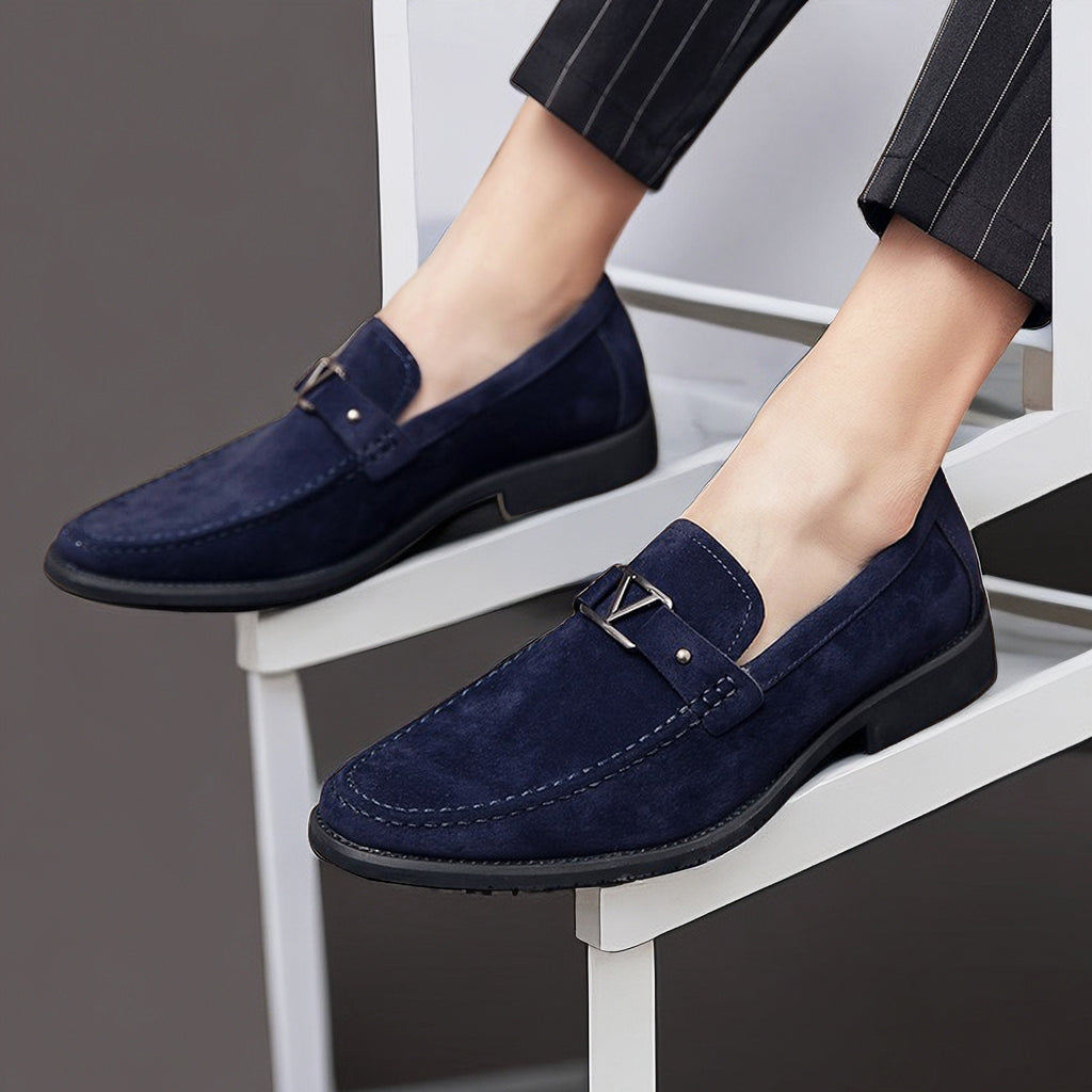 CALORA_ Bossélio | Stijlvolle Vegan Suède Loafers met Decoratieve Gesp