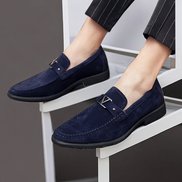 CALORA_ Bossélio | Stijlvolle Vegan Suède Loafers met Decoratieve Gesp