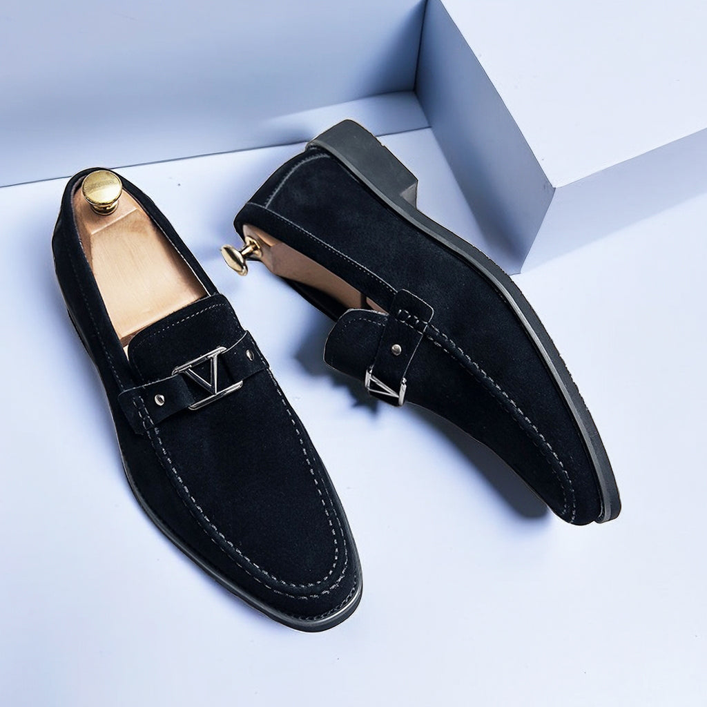 CALORA_ Bossélio | Stijlvolle Vegan Suède Loafers met Decoratieve Gesp