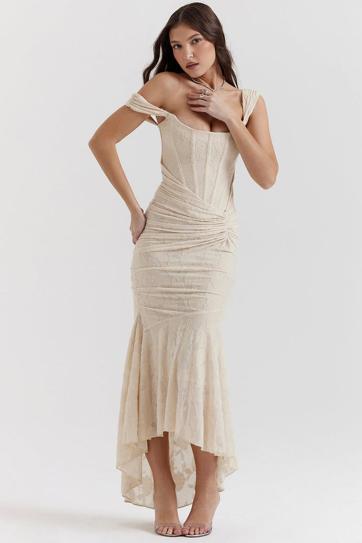 Elegant Getailleerde Taillejurk Voor Feest En Avondjes Uit-Feest Jurken-Calora-Beige-4 - 6 (XS)-Calora