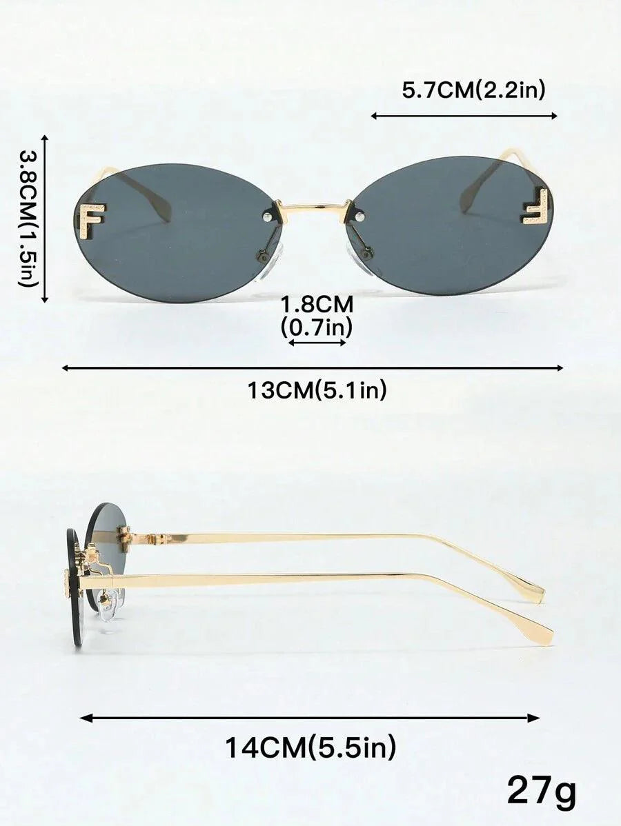 Elegante Ovale Zonnebril met Gouden Accenten en Subtiele Steentjes-Accessoires-Calora-Donkere glazen-Calora