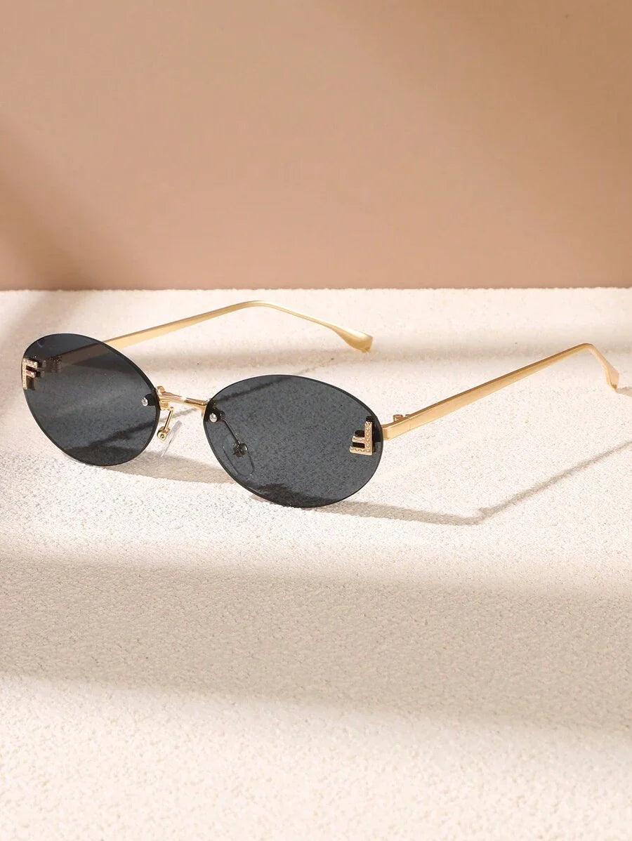 Elegante Ovale Zonnebril met Gouden Accenten en Subtiele Steentjes-Accessoires-Calora-Donkere glazen-Calora