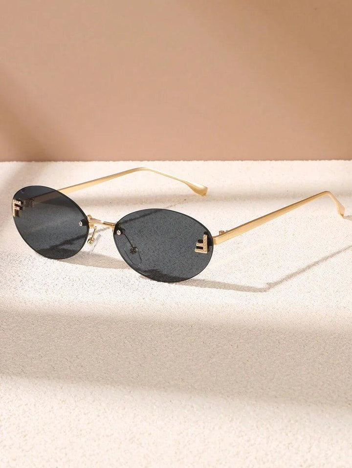 Elegante Ovale Zonnebril met Gouden Accenten en Subtiele Steentjes-Accessoires-Calora-Donkere glazen-Calora