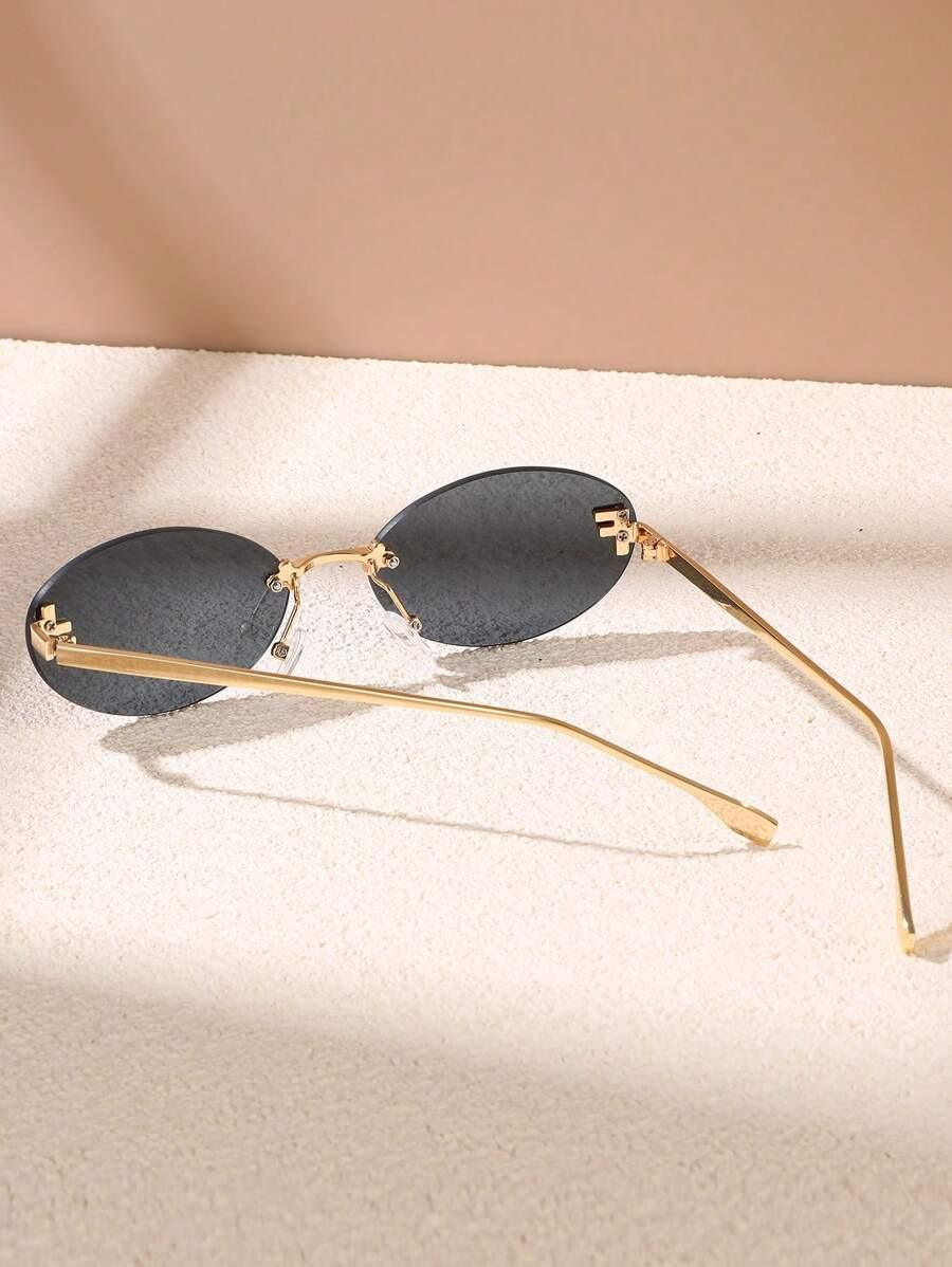 Elegante Ovale Zonnebril met Gouden Accenten en Subtiele Steentjes-Accessoires-Calora-Donkere glazen-Calora