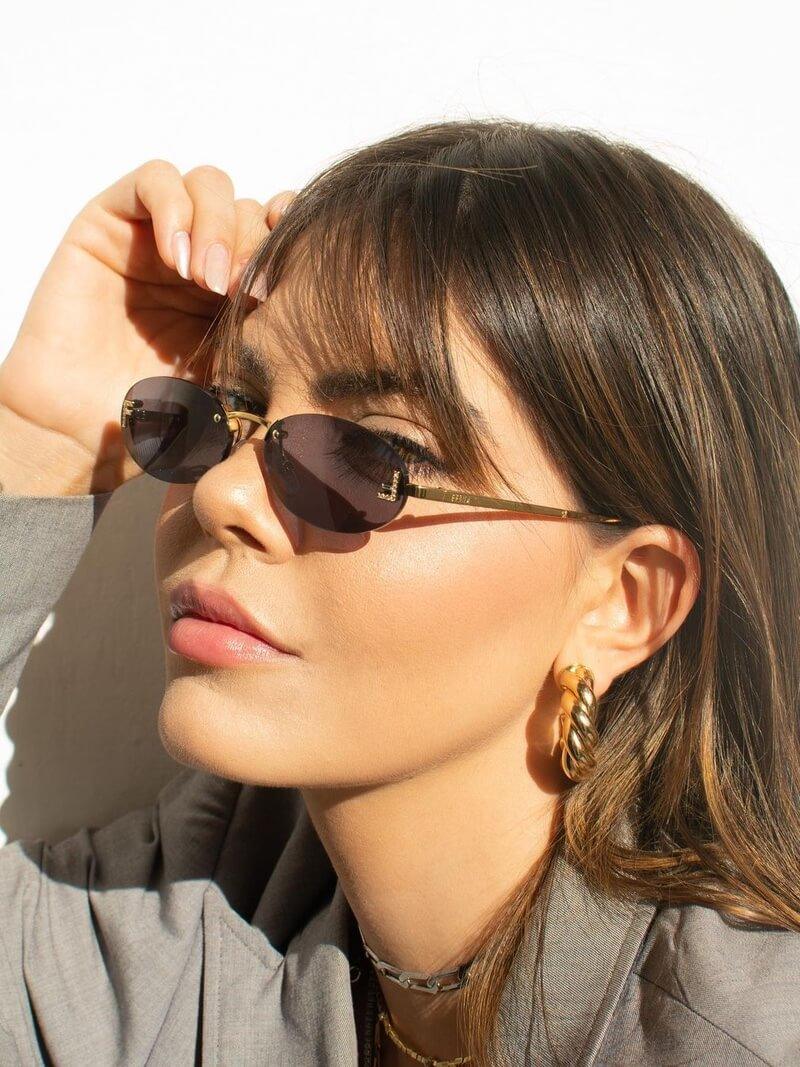 Elegante Ovale Zonnebril met Gouden Accenten en Subtiele Steentjes-Accessoires-Calora-Donkere glazen-Calora