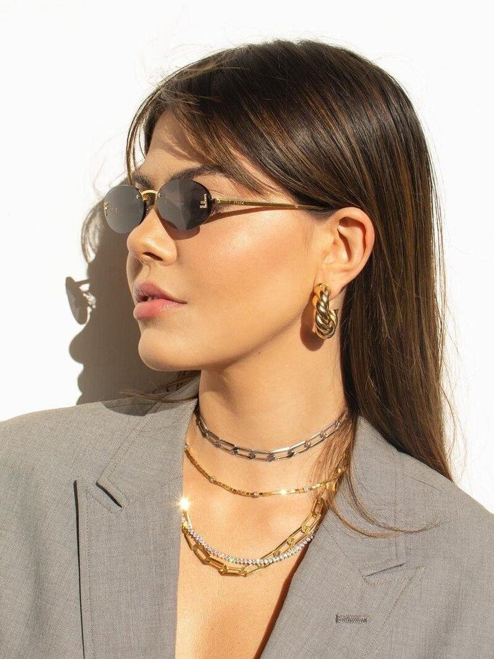 Elegante Ovale Zonnebril met Gouden Accenten en Subtiele Steentjes-Accessoires-Calora-Donkere glazen-Calora