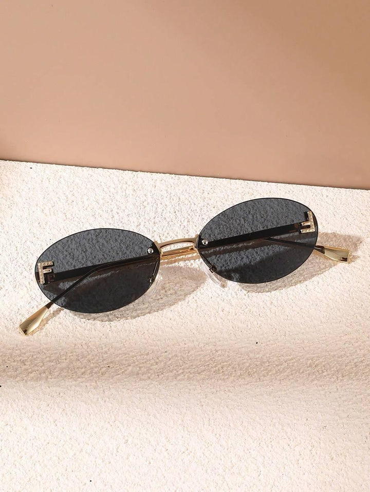 Elegante Ovale Zonnebril met Gouden Accenten en Subtiele Steentjes-Accessoires-Calora-Donkere glazen-Calora