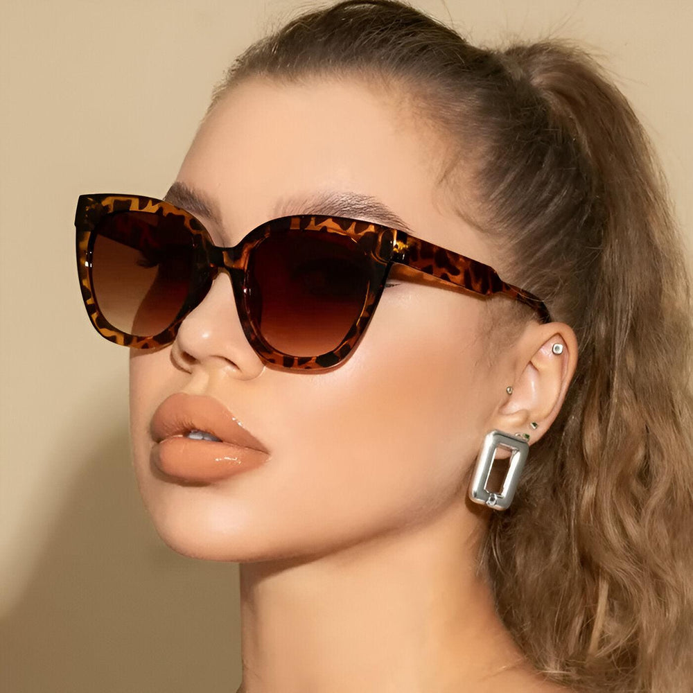 Elegante Rosy Riviera Zonnebril met Lichtgewicht Kunststof Montuur-Elektronica/Gadgets-Calora-Zwart-Calora