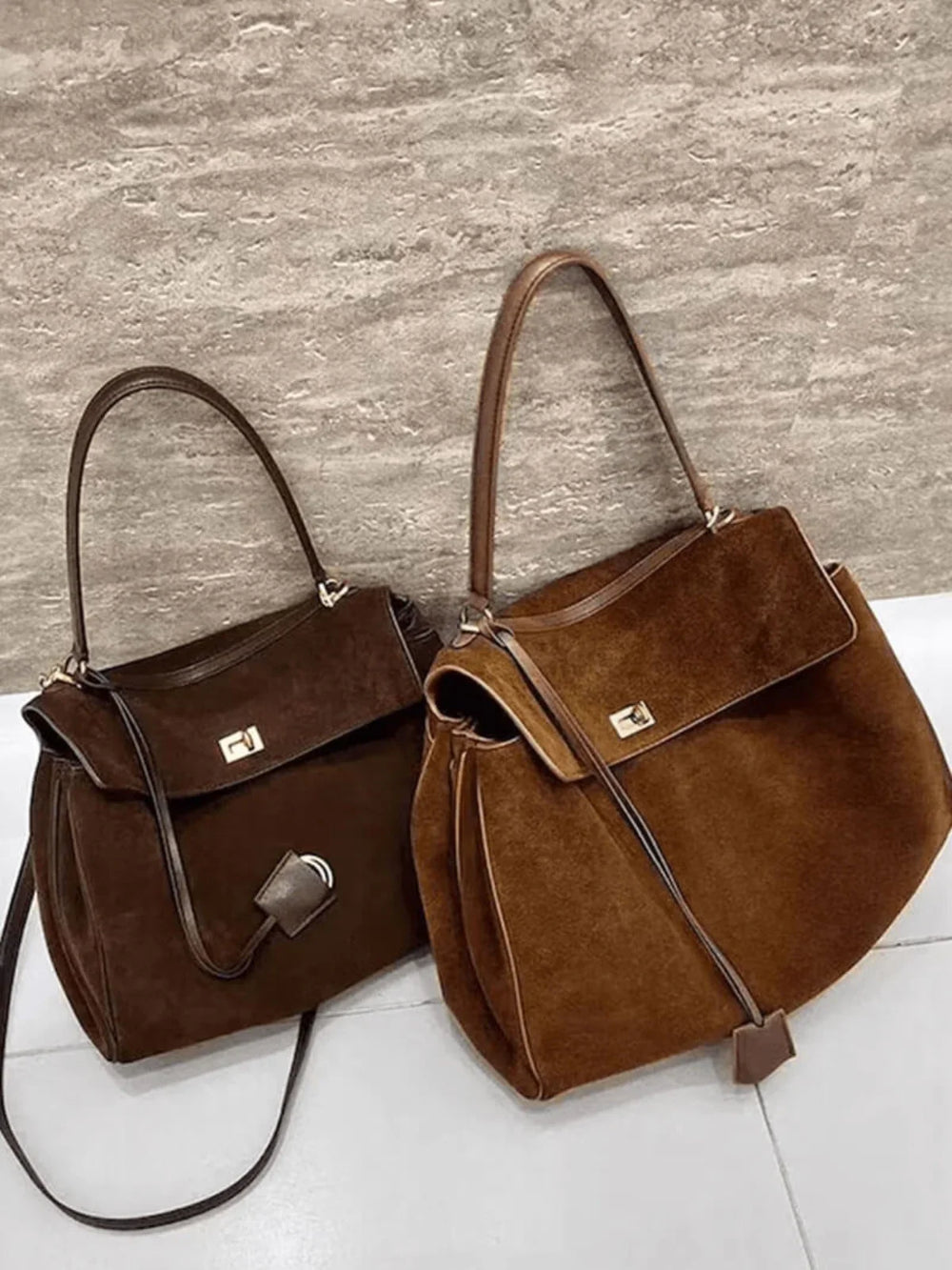 CALORA_ Elegante Suede Faux leren Handtas met Top Handvat en Twist Sluiting