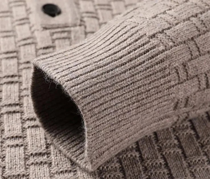 CALORA_ Geweven jacquard trui met kraag en knopen