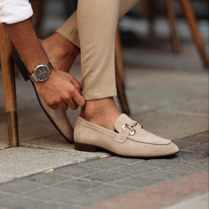 CALORA_ Heren Suede Instappers met Paardenbit Detail en Amandelteen