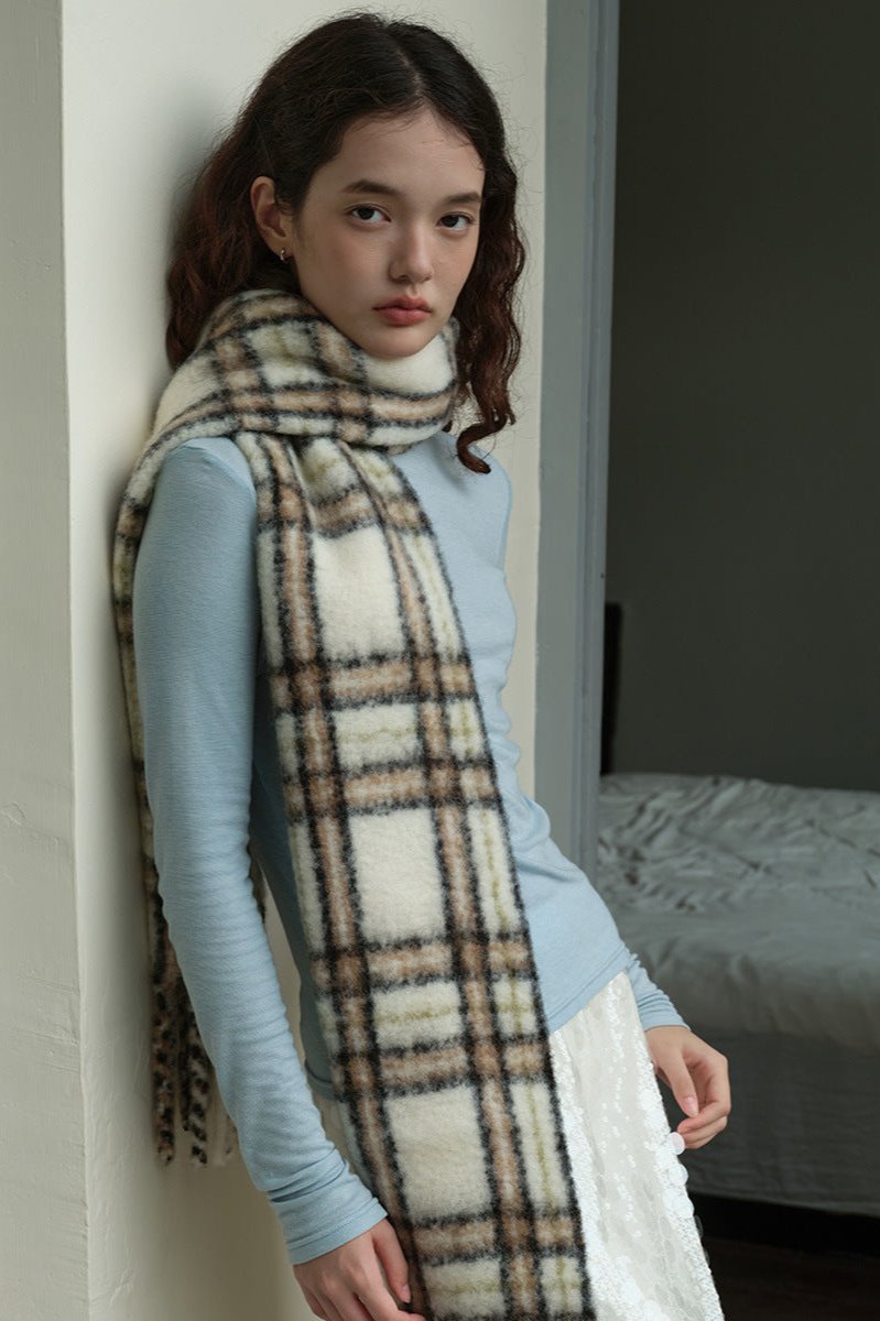 CALORA_ Lange Off-White Geruite Sjaal met Franjes van Zachte Wol