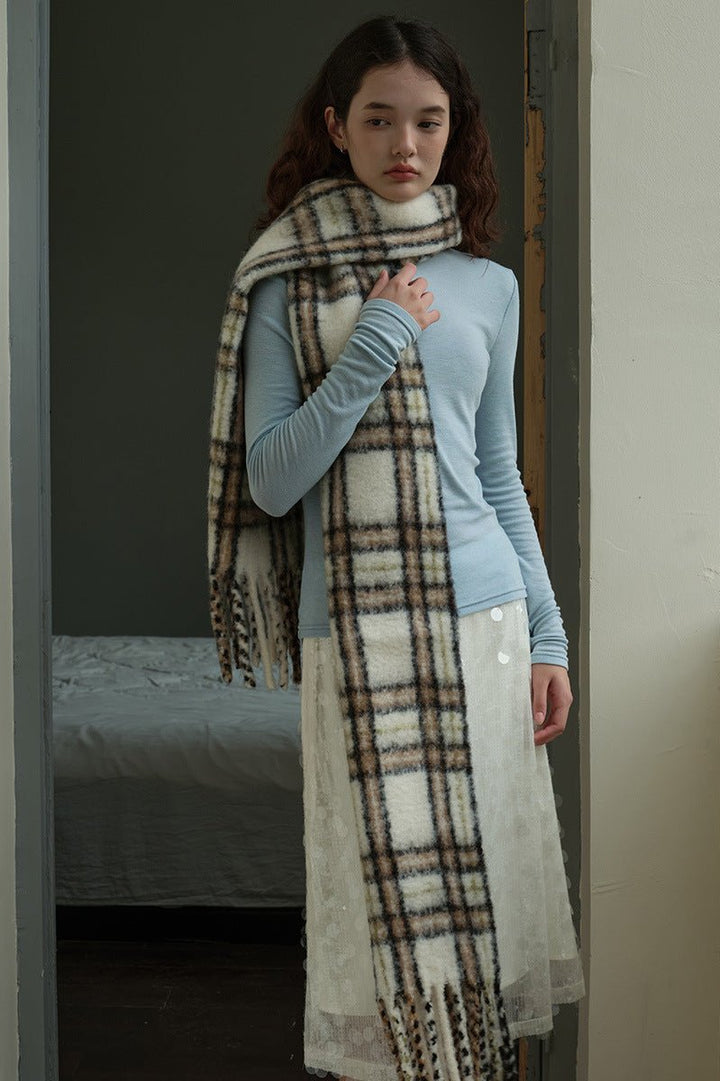 CALORA_ Lange Off-White Geruite Sjaal met Franjes van Zachte Wol