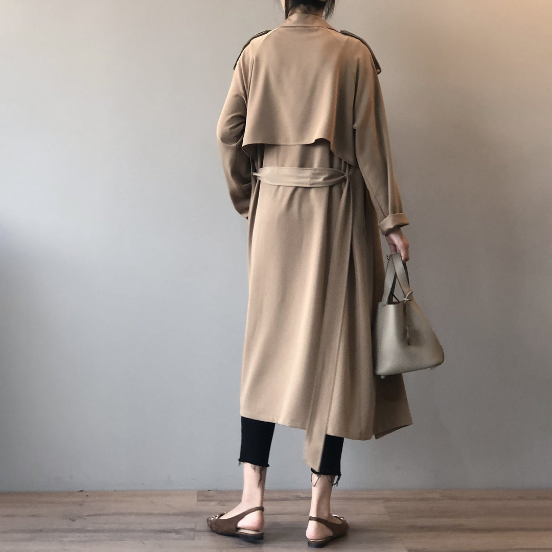 Lange Trenchcoat Voor Dames Met Reverskraag en Strak Design-trenchcoat dames-Calora-Bruin-S-Calora