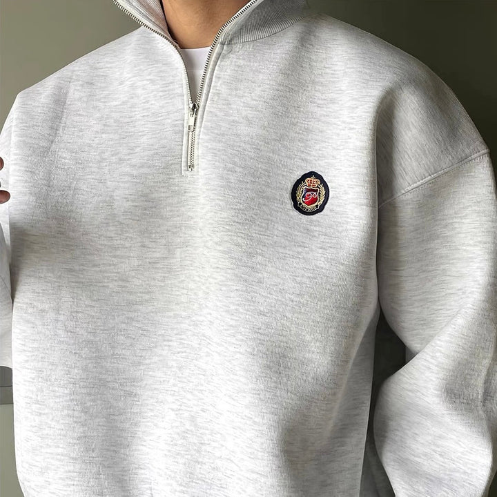 CALORA_ Lichtgrijze Varsity Sweatshirt met Halve Rits en Borduursel
