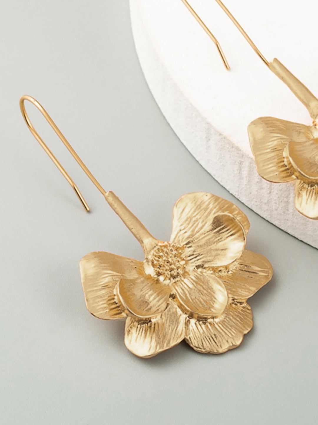 Lily’s Bloem Oorbellen met haakjes-Kettingen-Calora-Goud-Calora