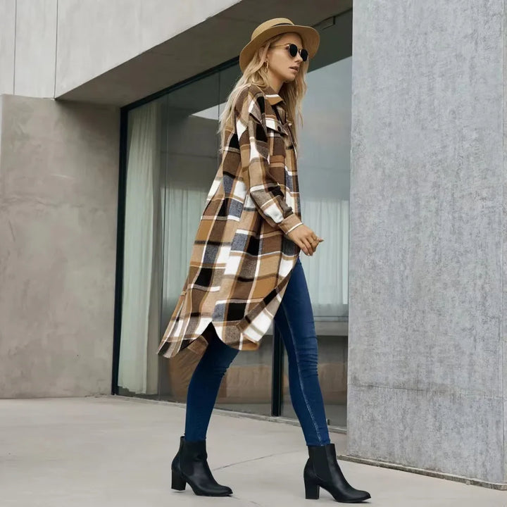 Louise | Dames geruite trenchcoat met zijsplitten en zakken-Zomer Jassen-Calora-Karamel-S-Calora