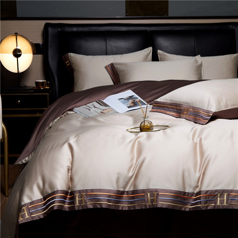 CALORA_ Luxe Geborduurd Satijnen Katoen Beddengoed Set - 4-delig - Comfortabel en Ademend