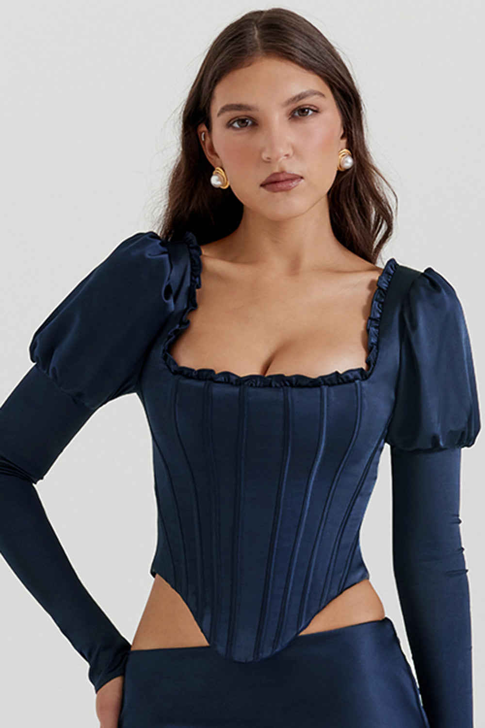 CALORA_ Marineblauw korset met pofmouwen en satijnen maxirok met schuine snit