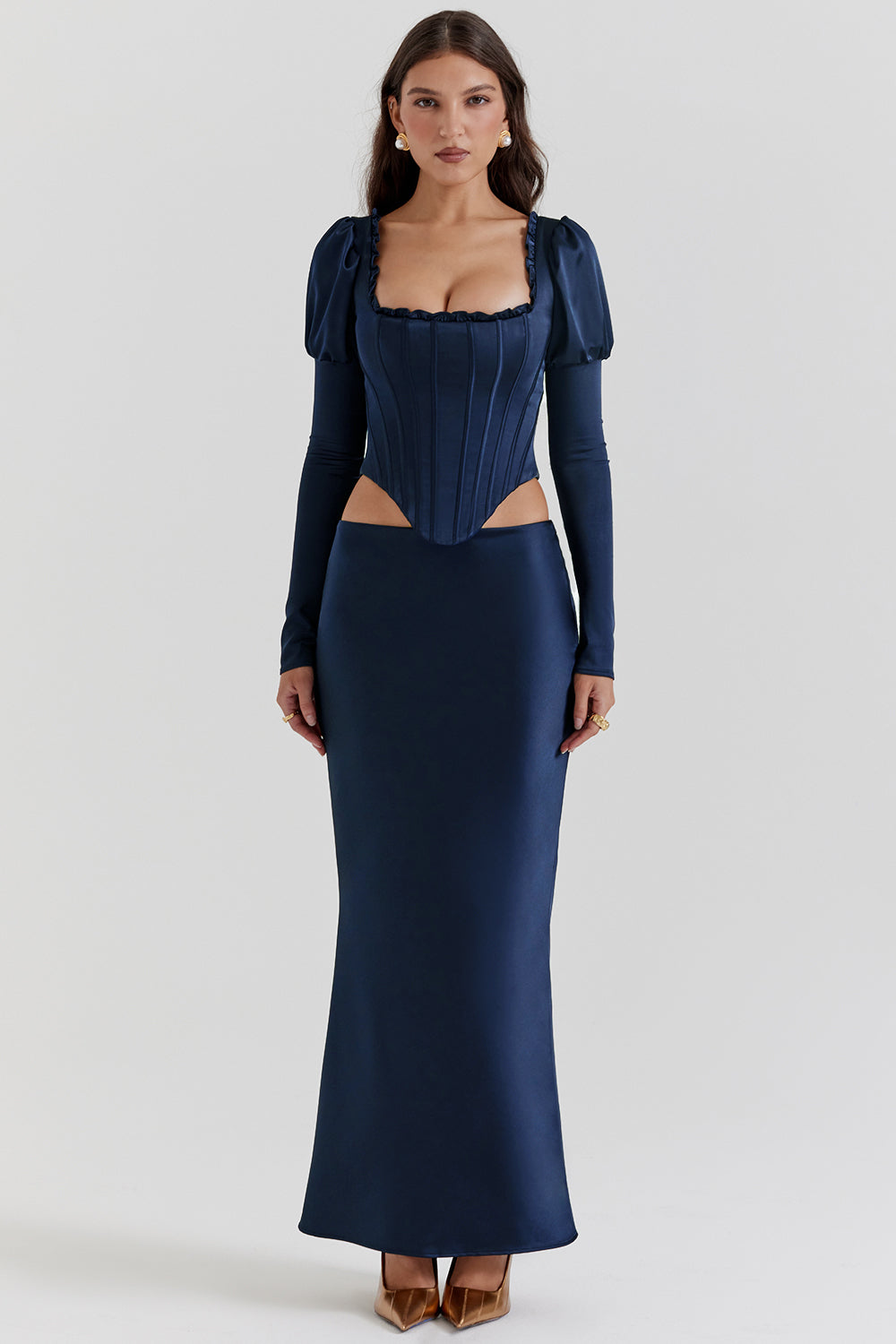 CALORA_ Marineblauw korset met pofmouwen en satijnen maxirok met schuine snit