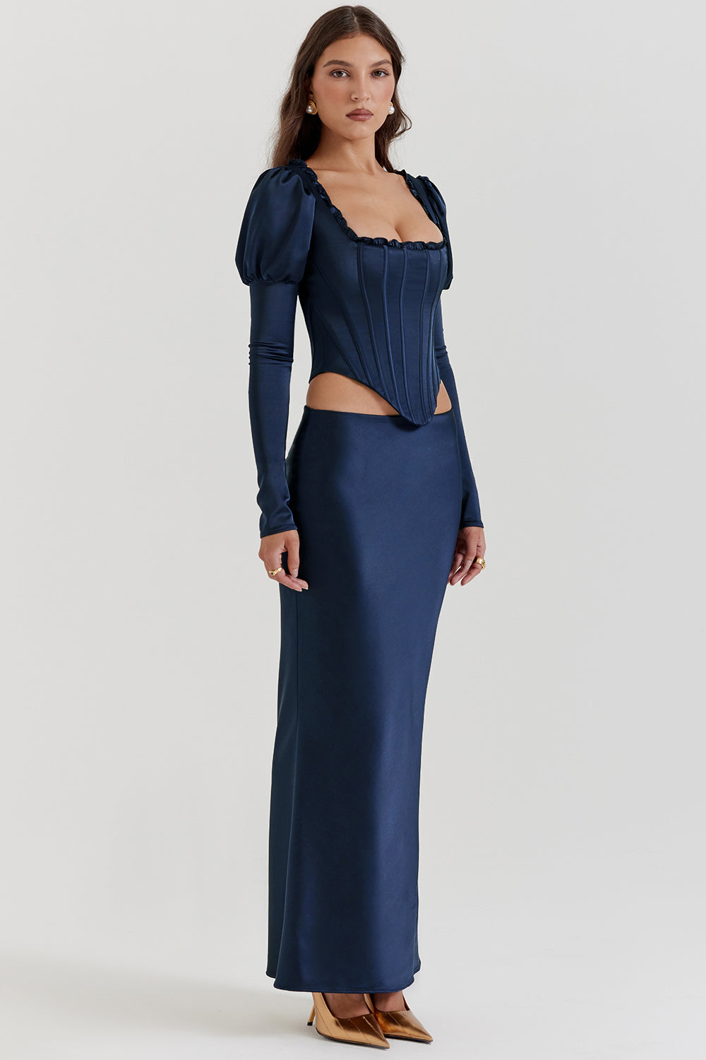 CALORA_ Marineblauw korset met pofmouwen en satijnen maxirok met schuine snit