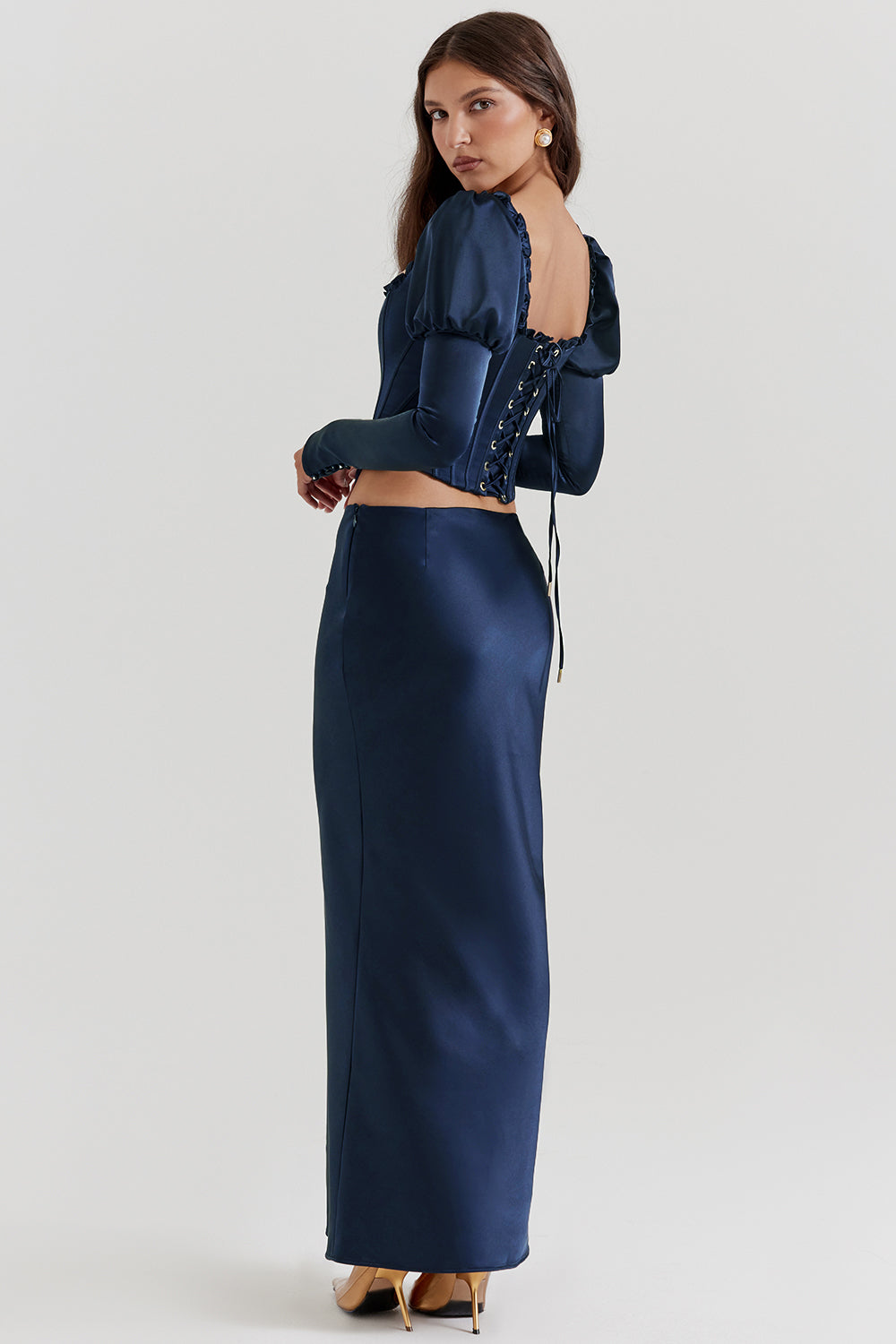 CALORA_ Marineblauw korset met pofmouwen en satijnen maxirok met schuine snit