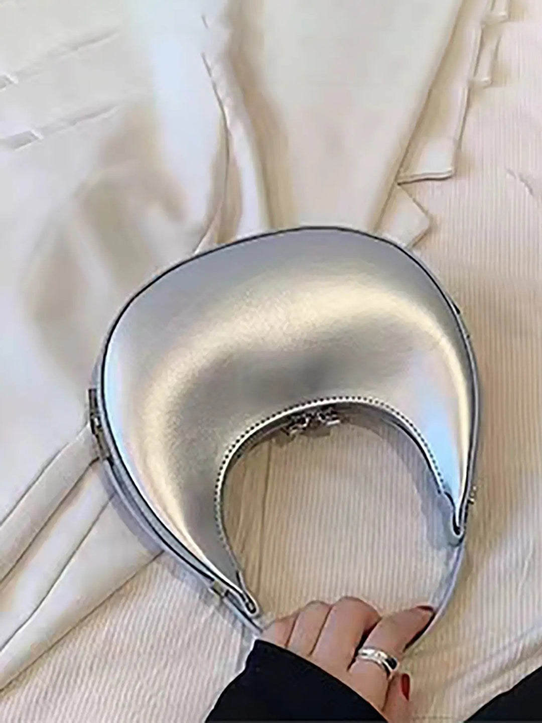 CALORA_ Moderne Dames Okseltas - Handtas met Lock Crescent Ontwerp
