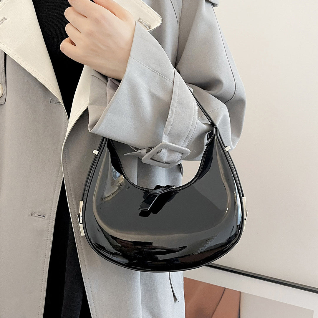 CALORA_ Moderne Dames Okseltas - Handtas met Lock Crescent Ontwerp