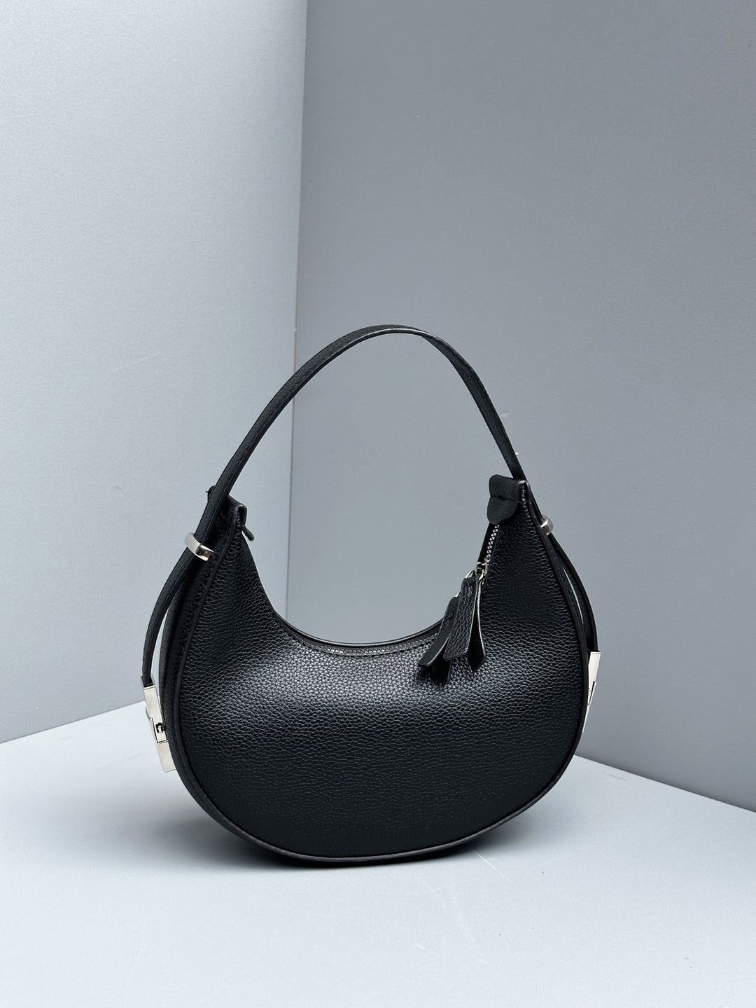 CALORA_ Moderne Dames Okseltas - Handtas met Lock Crescent Ontwerp