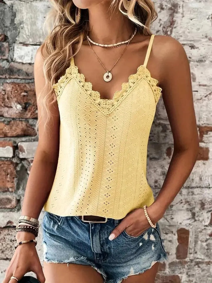 CALORA_ Mouwloze Blouse met V-Hals en Borduursel en Verstelbare Bandjes