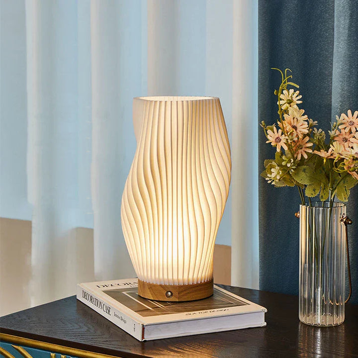 CALORA_ Pablité 'Serene Wavecrest'| Moderne Tafellamp met Golfvormige Shade