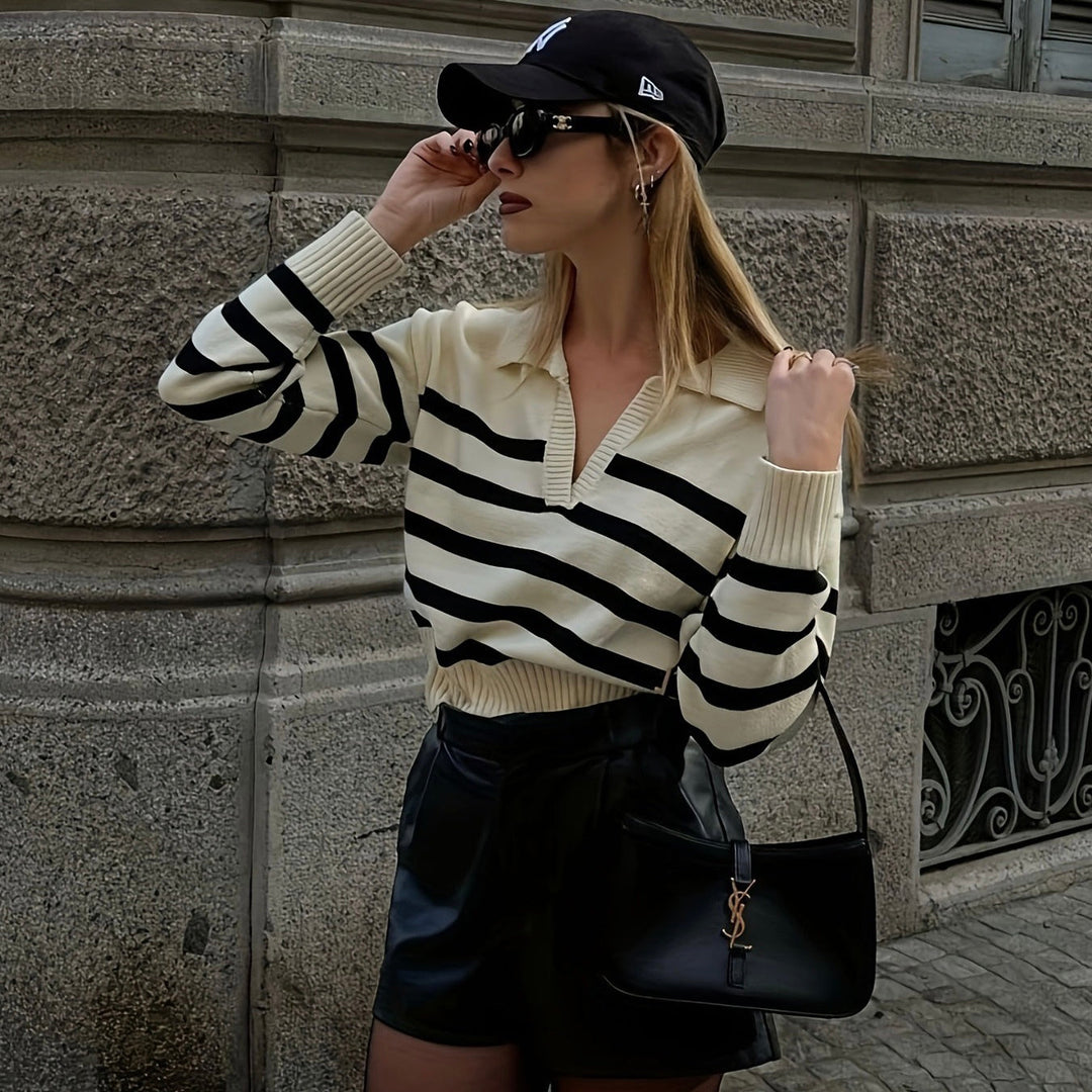 CALORA_ V-hals Gebreide Poloshirt met Strepen voor een Elegante Look