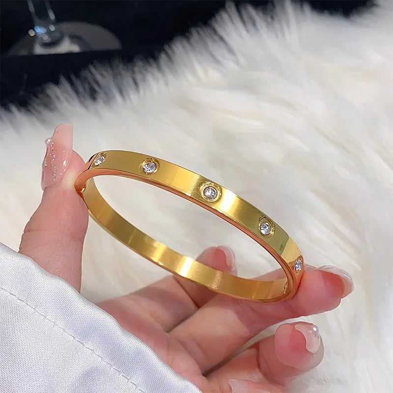Verona | Brede titanium vergulde gouden armband met tien diamanten-Armbanden-Calora-Calora