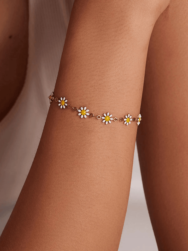 CALORA_ Witte Bloemen Armband Goud met Elegante Design en Gouden Afwerking