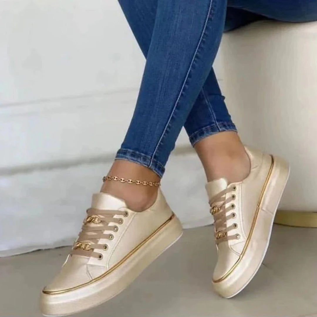 CALORA_ Witte Dames Sneakers met Gouden Accenten voor Stijl en Comfort