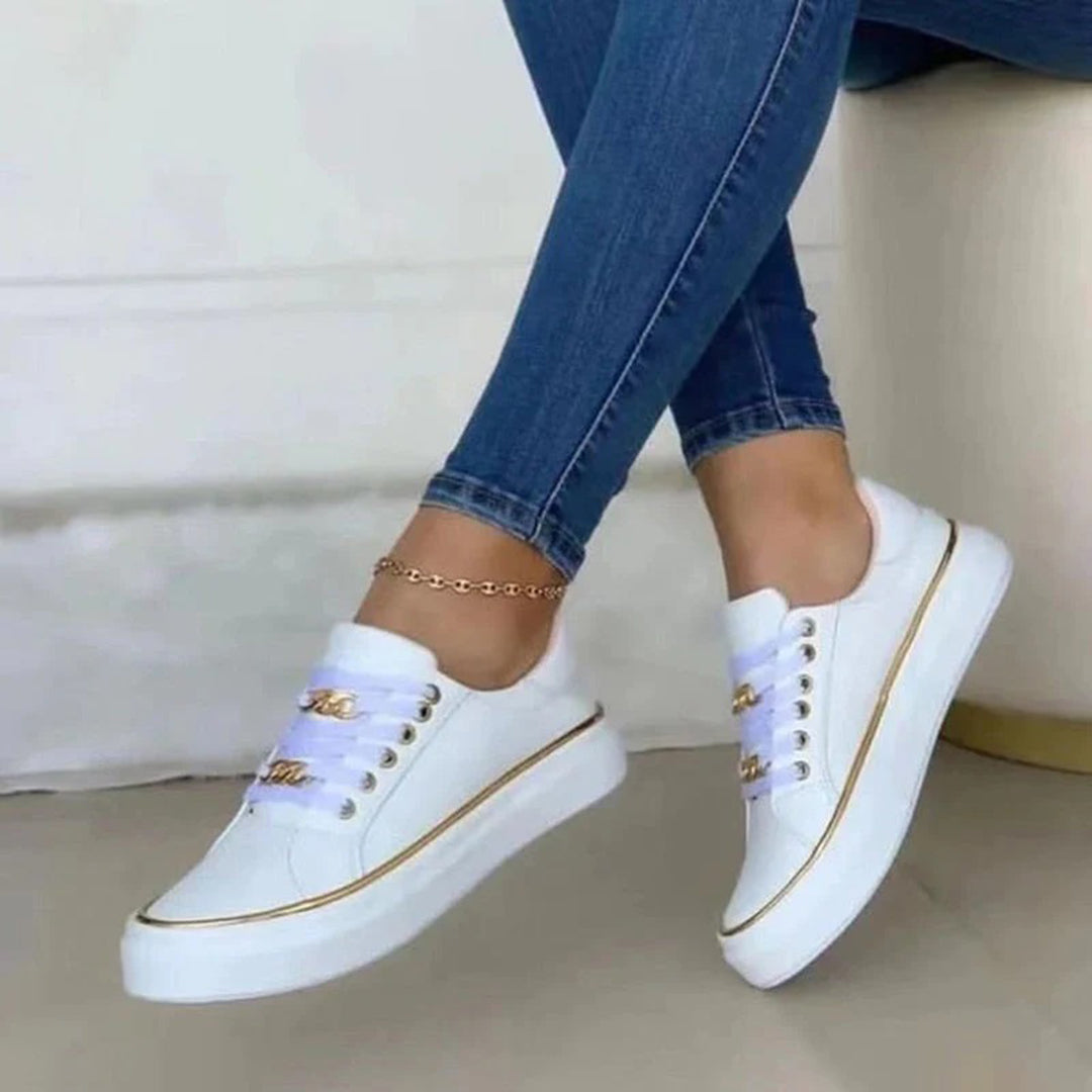 CALORA_ Witte Dames Sneakers met Gouden Accenten voor Stijl en Comfort