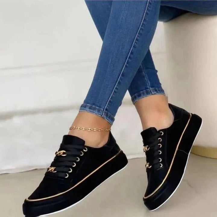 CALORA_ Witte Dames Sneakers met Gouden Accenten voor Stijl en Comfort