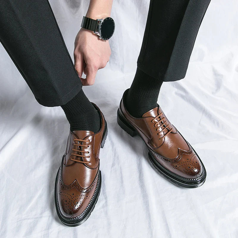 CALORA_ Zwarte Leren Formele Loafers voor Heren met Brogue Detail en Stevige Zool