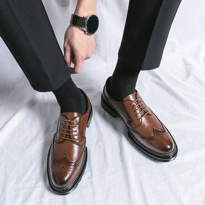 CALORA_ Zwarte Leren Formele Loafers voor Heren met Brogue Detail en Stevige Zool