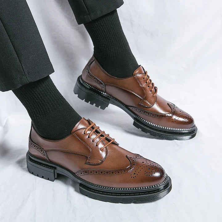 CALORA_ Zwarte Leren Formele Loafers voor Heren met Brogue Detail en Stevige Zool