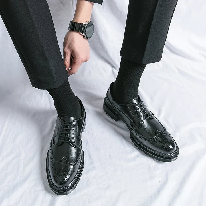 CALORA_ Zwarte Leren Formele Loafers voor Heren met Brogue Detail en Stevige Zool