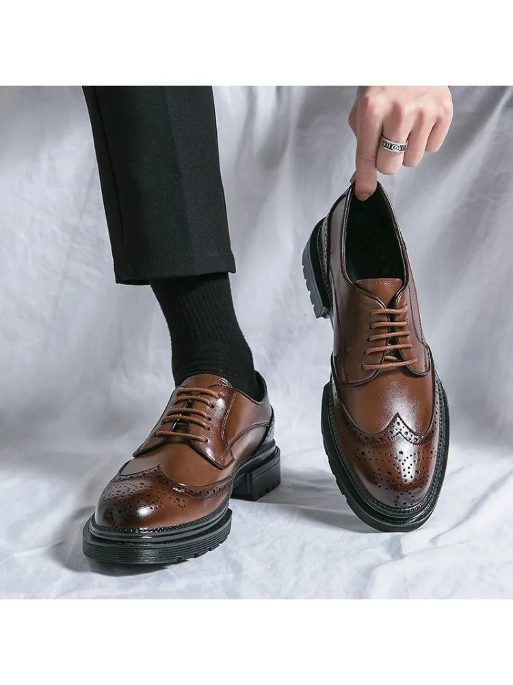 CALORA_ Zwarte Leren Formele Loafers voor Heren met Brogue Detail en Stevige Zool
