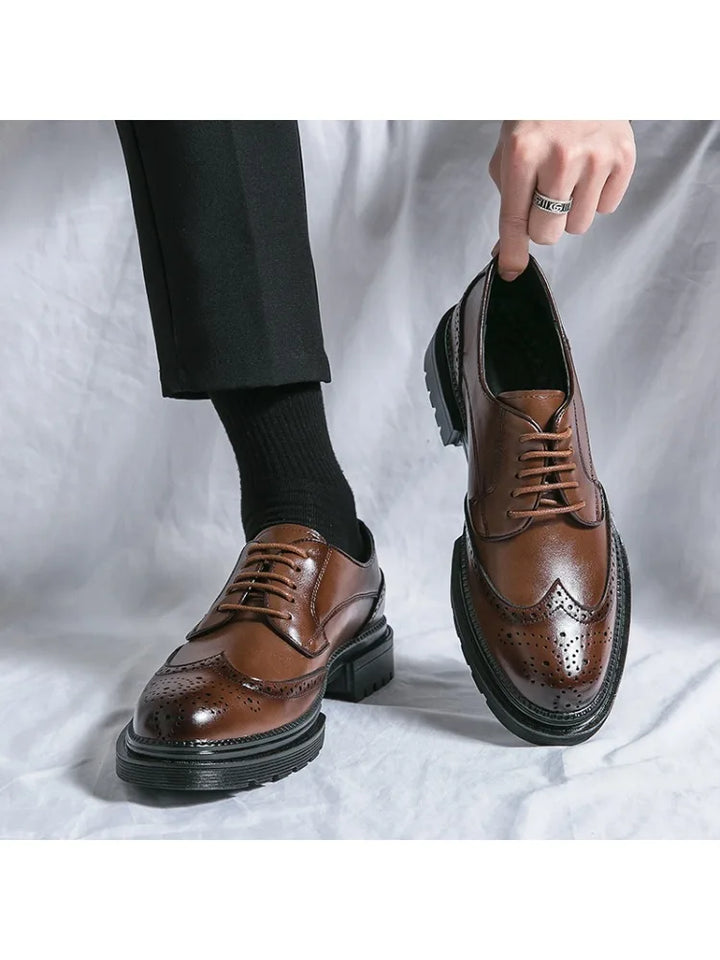 CALORA_ Zwarte Leren Formele Loafers voor Heren met Brogue Detail en Stevige Zool